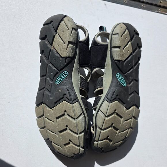 Keen Clearwater CNX Women’s Size 11 Sandals Hiking Water Sport Shoes Black/gray - Picture 2 of 6